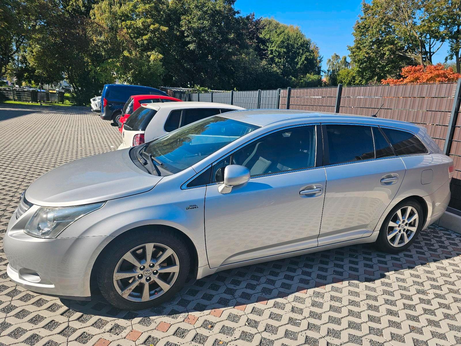 Toyota Avensis 2009 — rear view