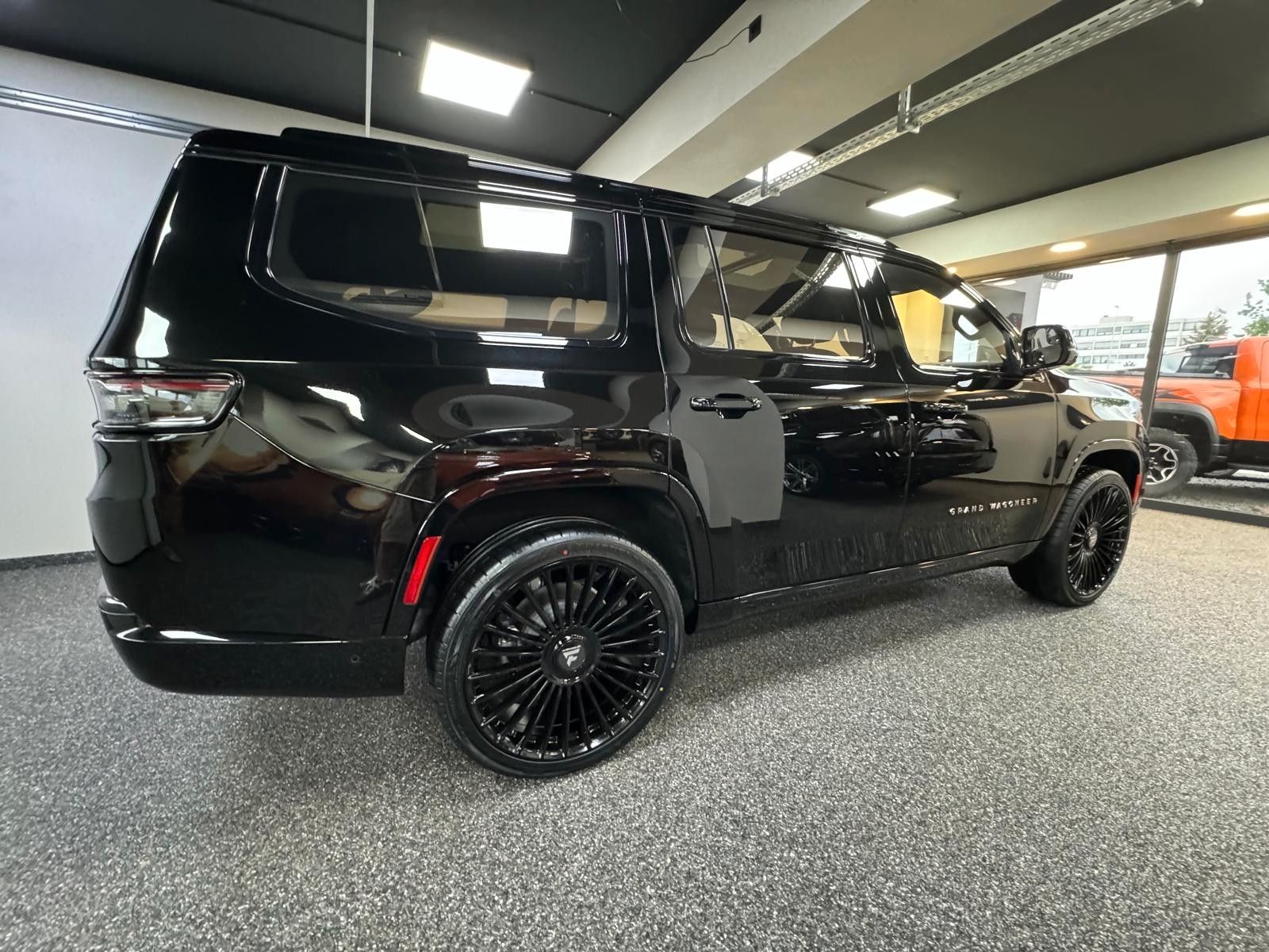 Fahrzeugabbildung Jeep GRAND WAGONEER SER. III BLACK LINE-24"6.4L V-8 .