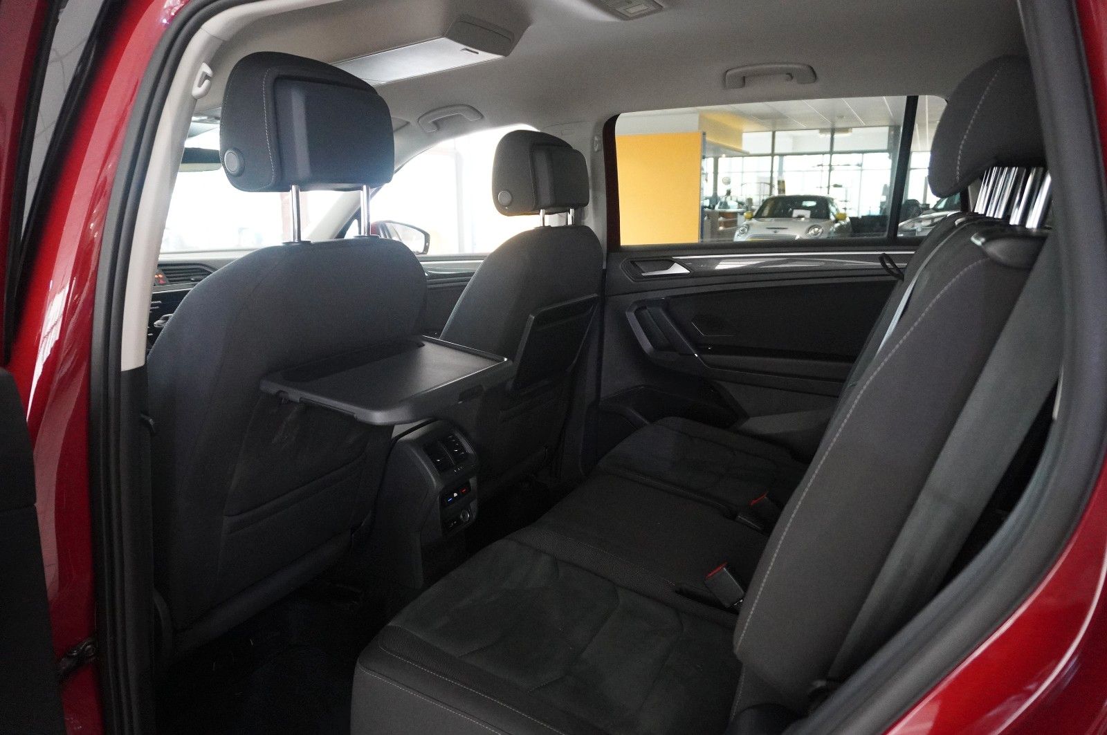 Fahrzeugabbildung Volkswagen Tiguan Allspace 2.0D 4M R-LINE 7-SITZER NAVI/AHK