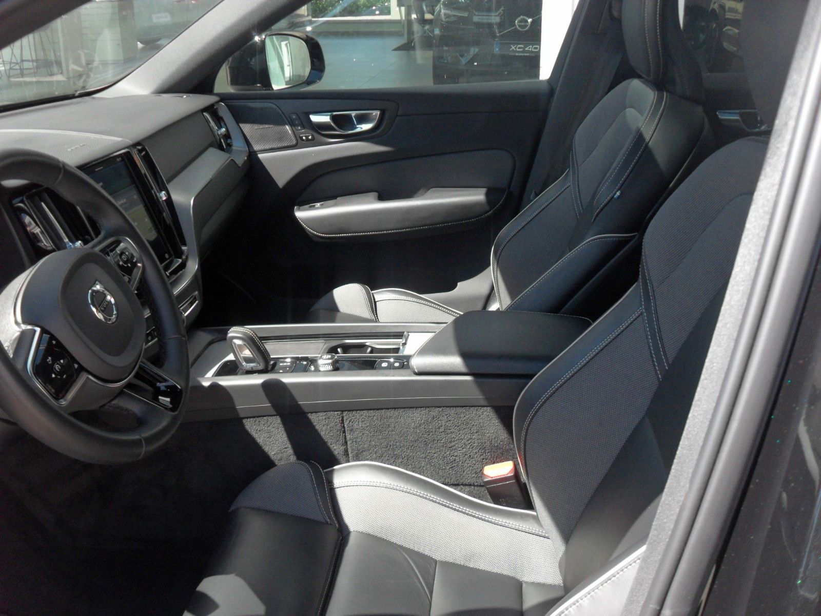 Fahrzeugabbildung Volvo XC 60 T8 R- Design Plug-In Hybrid AWD | Head Up