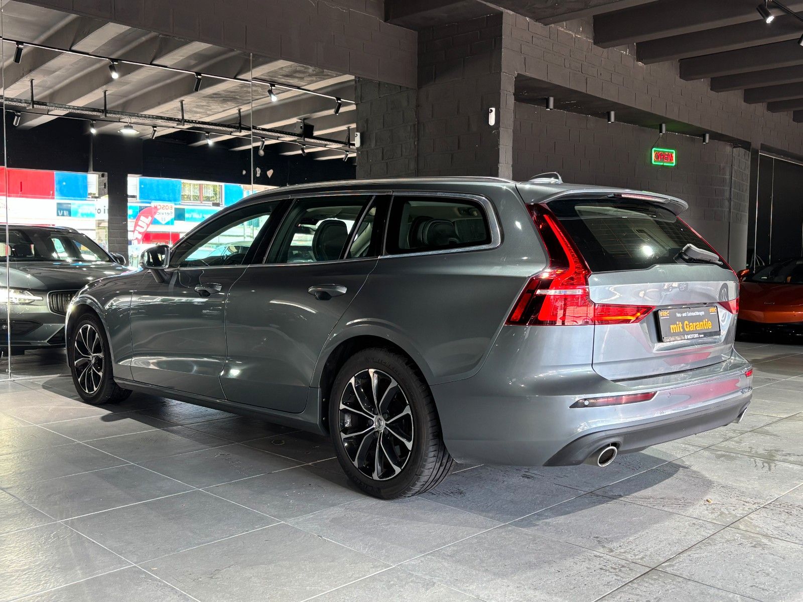 Fahrzeugabbildung Volvo V60 Momentum /KAMERA/LED/SHZ/ACC+/NAVI