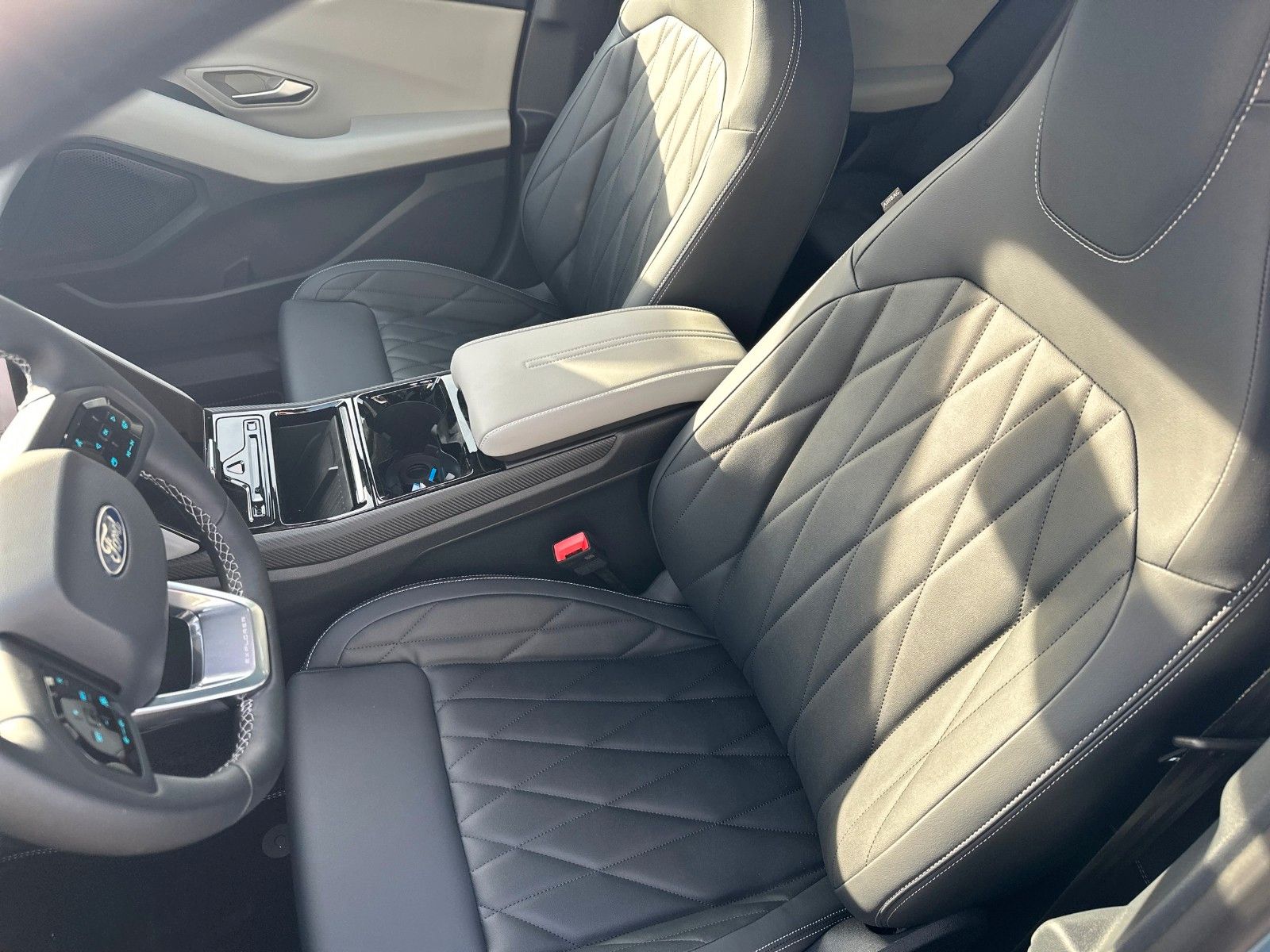 Fahrzeugabbildung Ford Explorer Premium RWD, PANORAMADACH, AHK