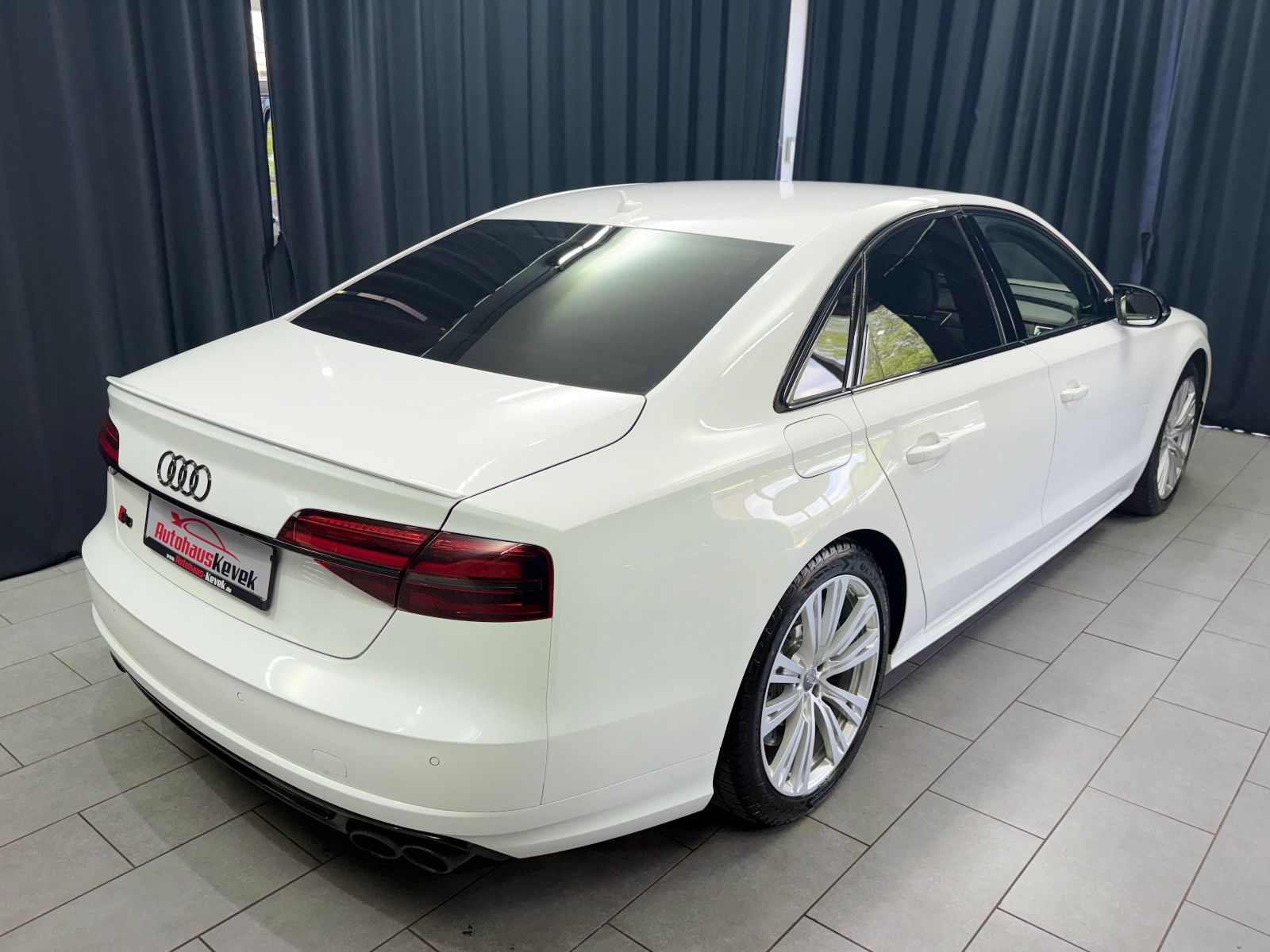 Fahrzeugabbildung Audi S8 4.0 TFSI quattro plus |KERAMIK|CARBON|MASSAGE