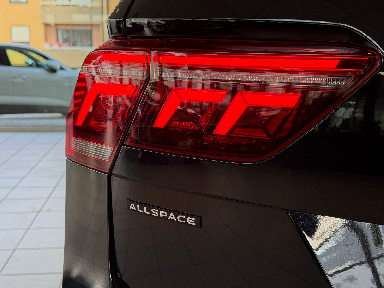 Fahrzeugabbildung Volkswagen Tiguan Allspace R-Line /PANO/HUD/HARMAN-KARDON/