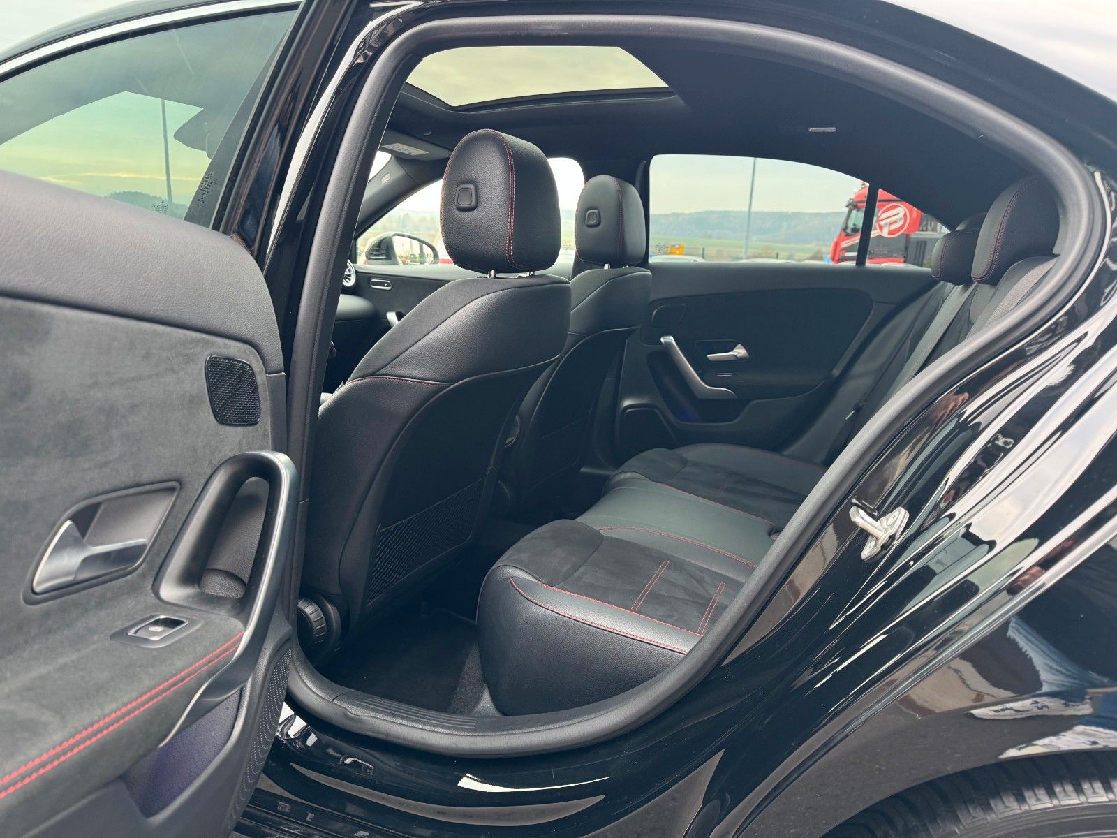 Fahrzeugabbildung Mercedes-Benz A 200 AMG 19"+Ambiente+R-Kamera+Pano+LED+MBUX