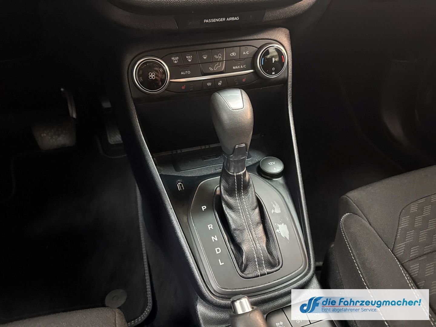 Fahrzeugabbildung Ford Fiesta Titanium Navi LED Blendfreies Fernl. Kurv