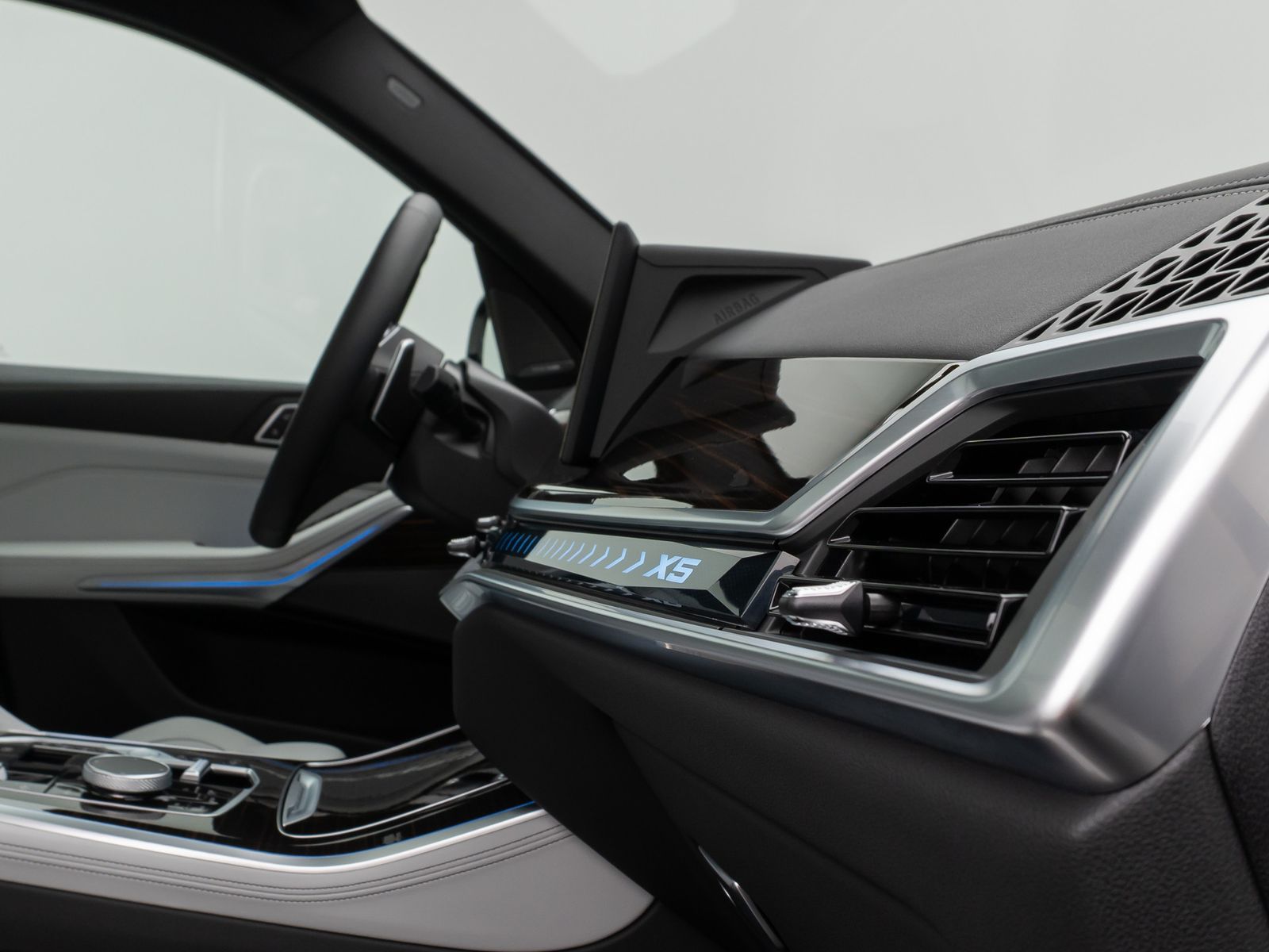 Fahrzeugabbildung BMW X5 xD50e M Sport Panorama 360°HUD DAB H/K SoftCL