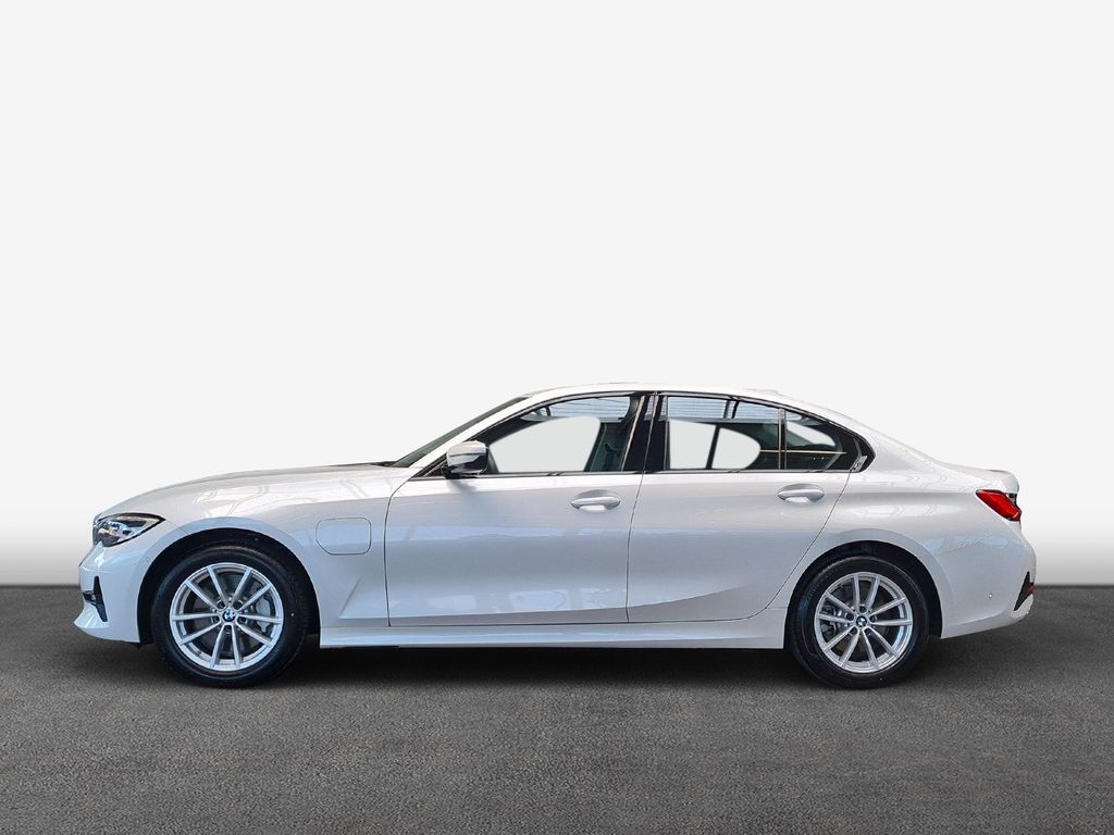 BMW 330 e Sport Line LED DAB AHK RFK Shz uvm.