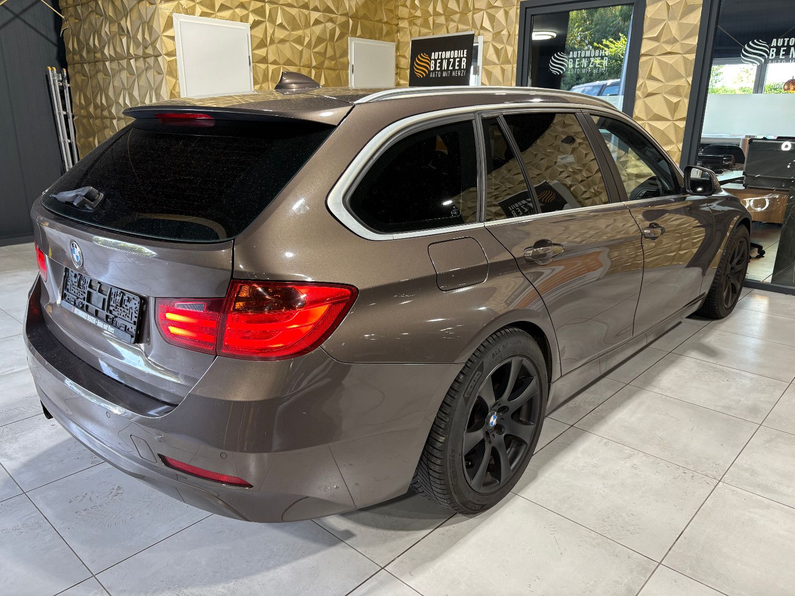 Fahrzeugabbildung BMW 325 Baureihe 3 Touring 325 d/NAVI/PDC/SHZ/KLIMA/