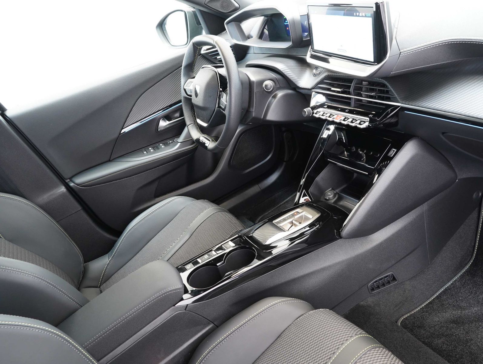 Fahrzeugabbildung Peugeot 2008 e- GT 11KW/LED/NAVI/360°/SOH