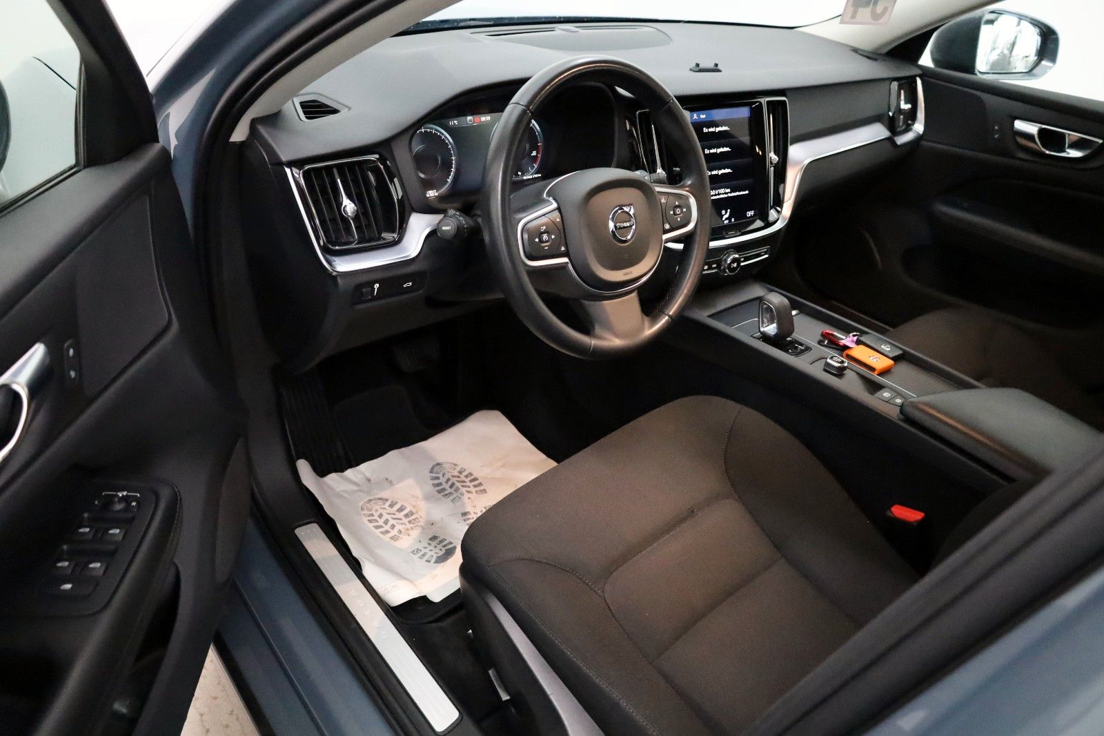 Fahrzeugabbildung Volvo V60 B4 D Momentum Core, Navi,LED,Carplay,DAB