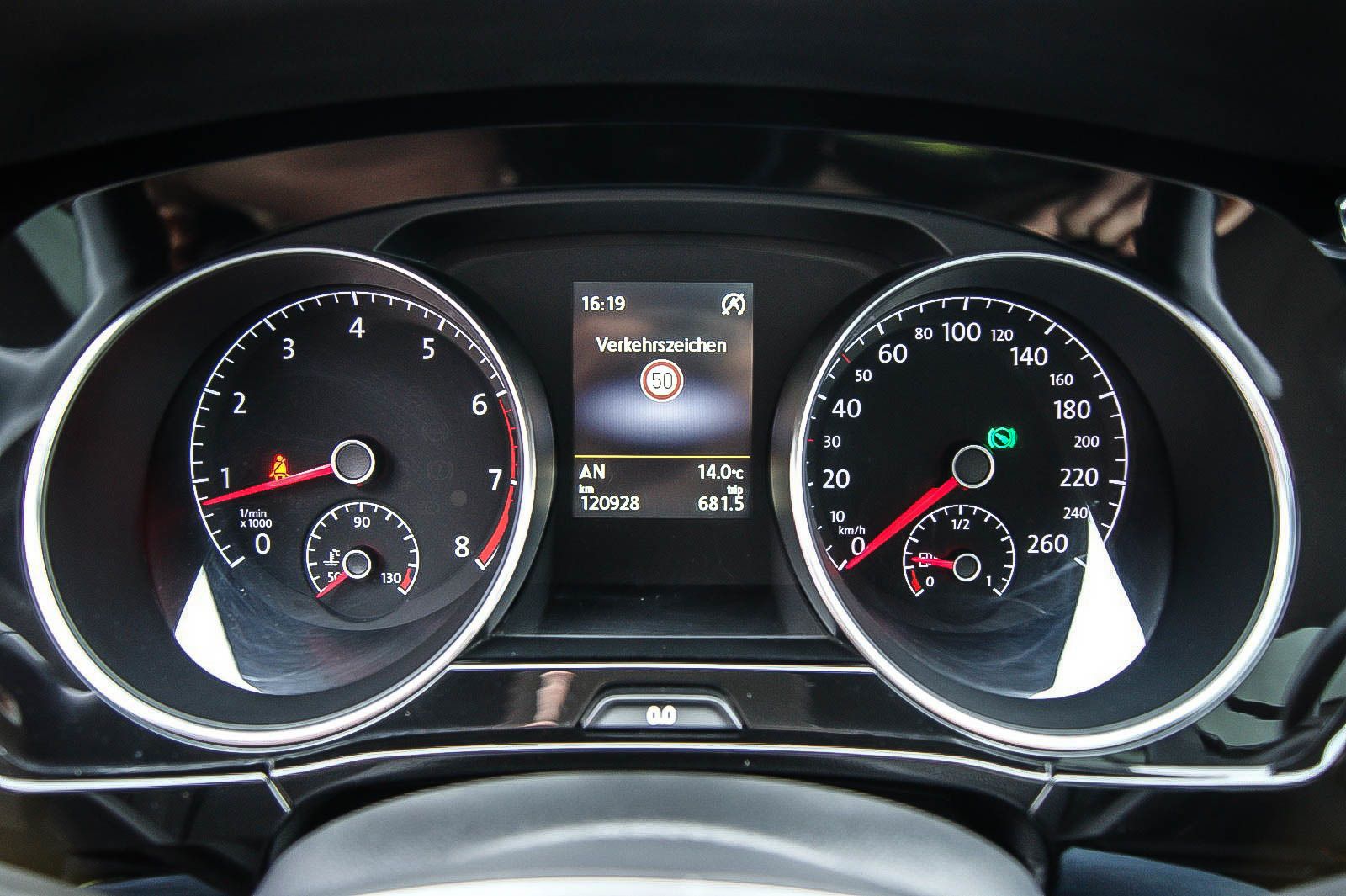 Fahrzeugabbildung Volkswagen Touran 14TSI Highline DSG PANORAMA STDHZG 7SITZE
