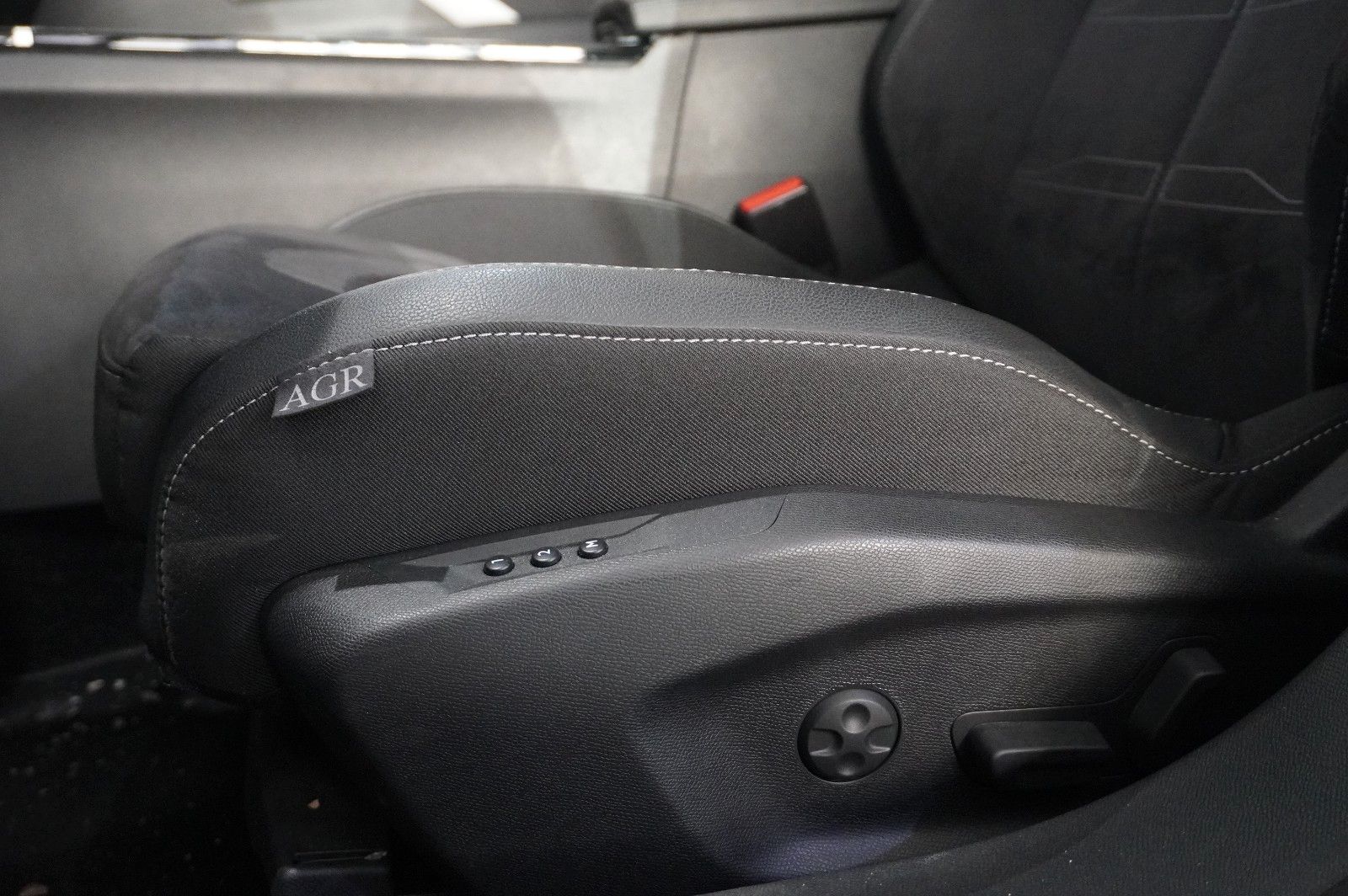 Fahrzeugabbildung Opel Astra L ST 1.2T ULTIMATE NAVI/LED/360° /PANO./SH