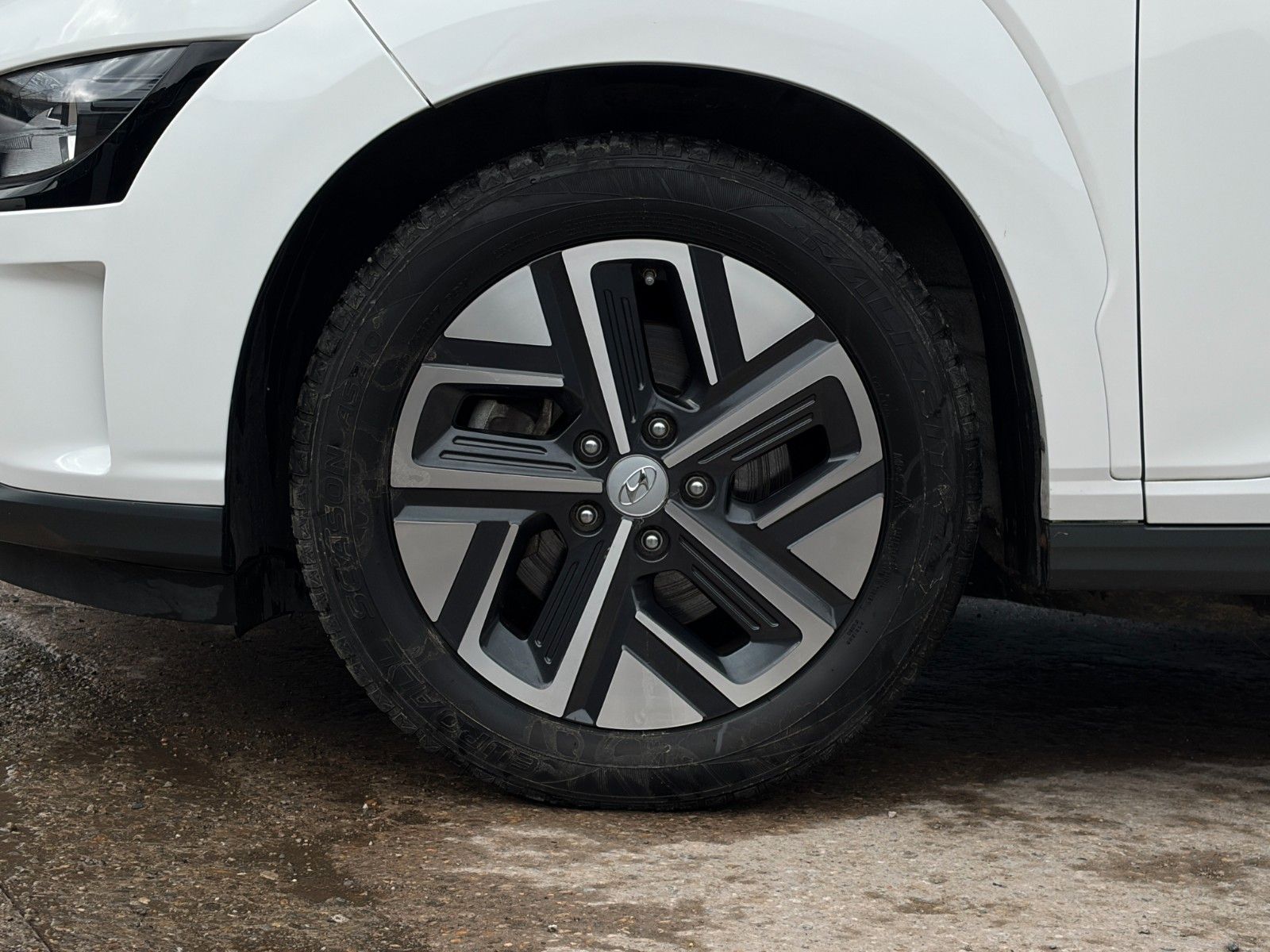 Fahrzeugabbildung Hyundai KONA E Select LHZ SHZ ACC PDC LKA CarPlay CAM