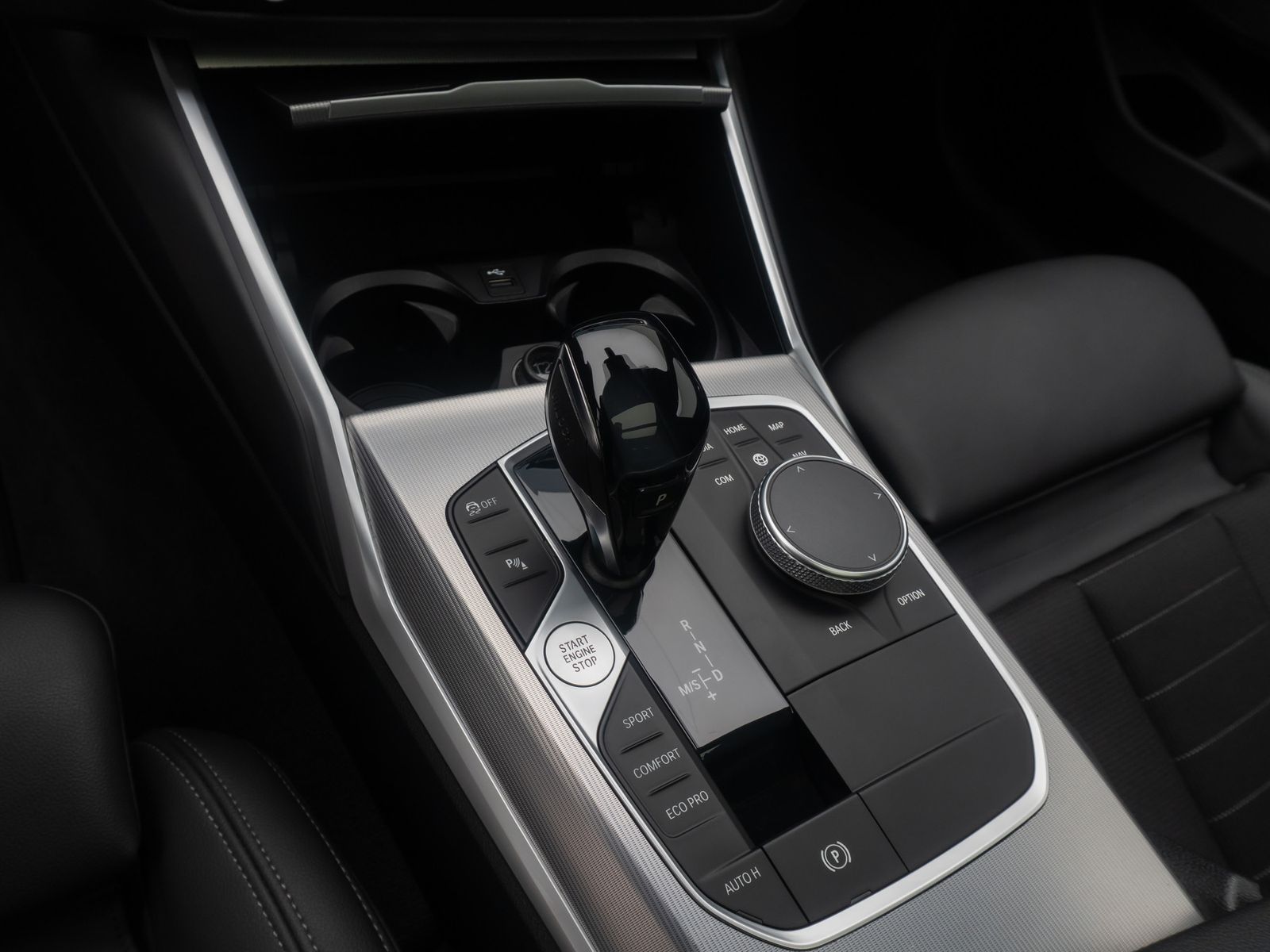 Fahrzeugabbildung BMW 320d ACC Alarm HUD DAB H/K Panoram Sportsitz 19"