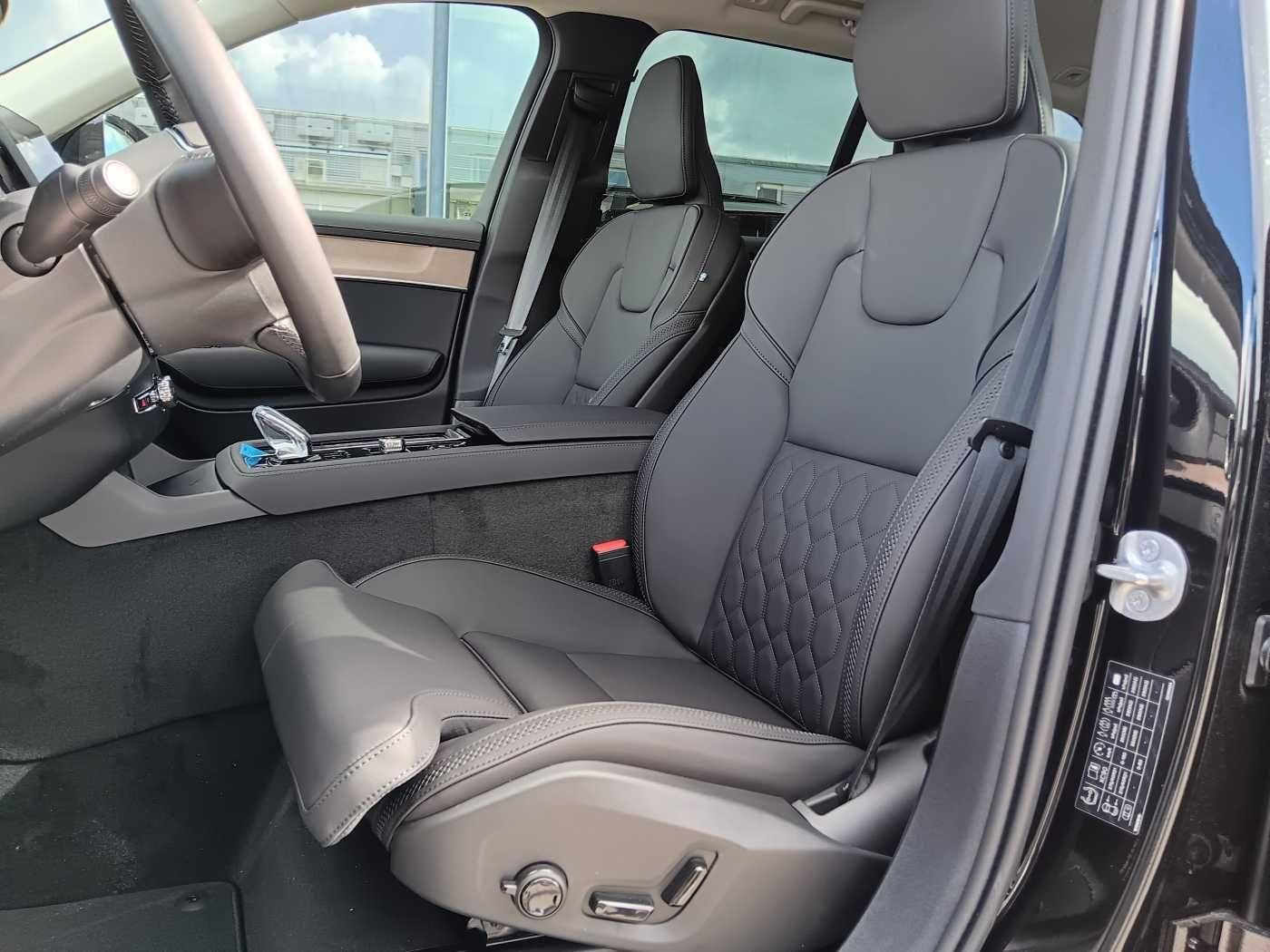 Fahrzeugabbildung Volvo XC90 T8 AWD Plug-in Hybrid Plus Dark