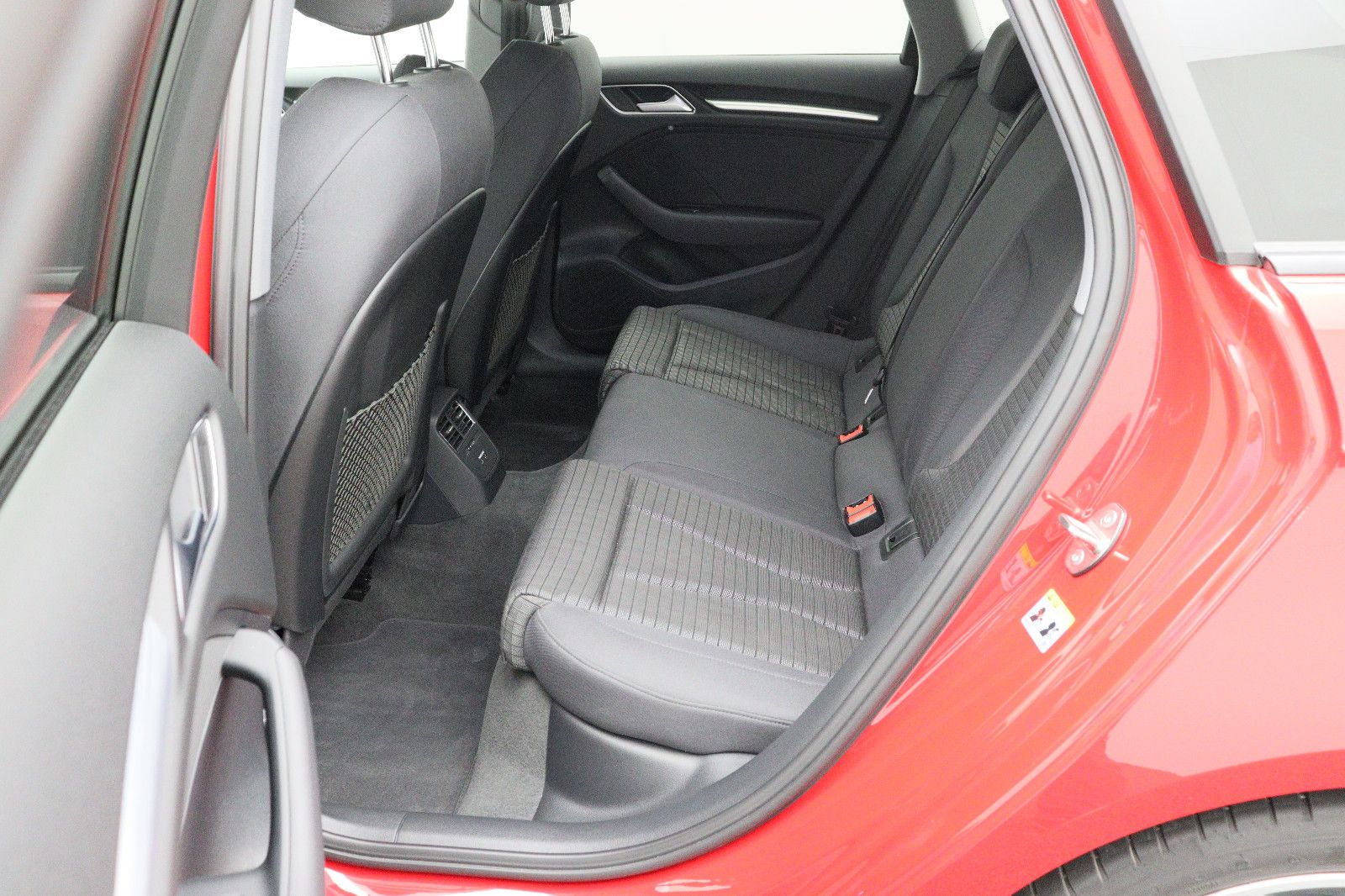 Fahrzeugabbildung Audi A3 Sportback 35 TFSI sport Navi AHK LED