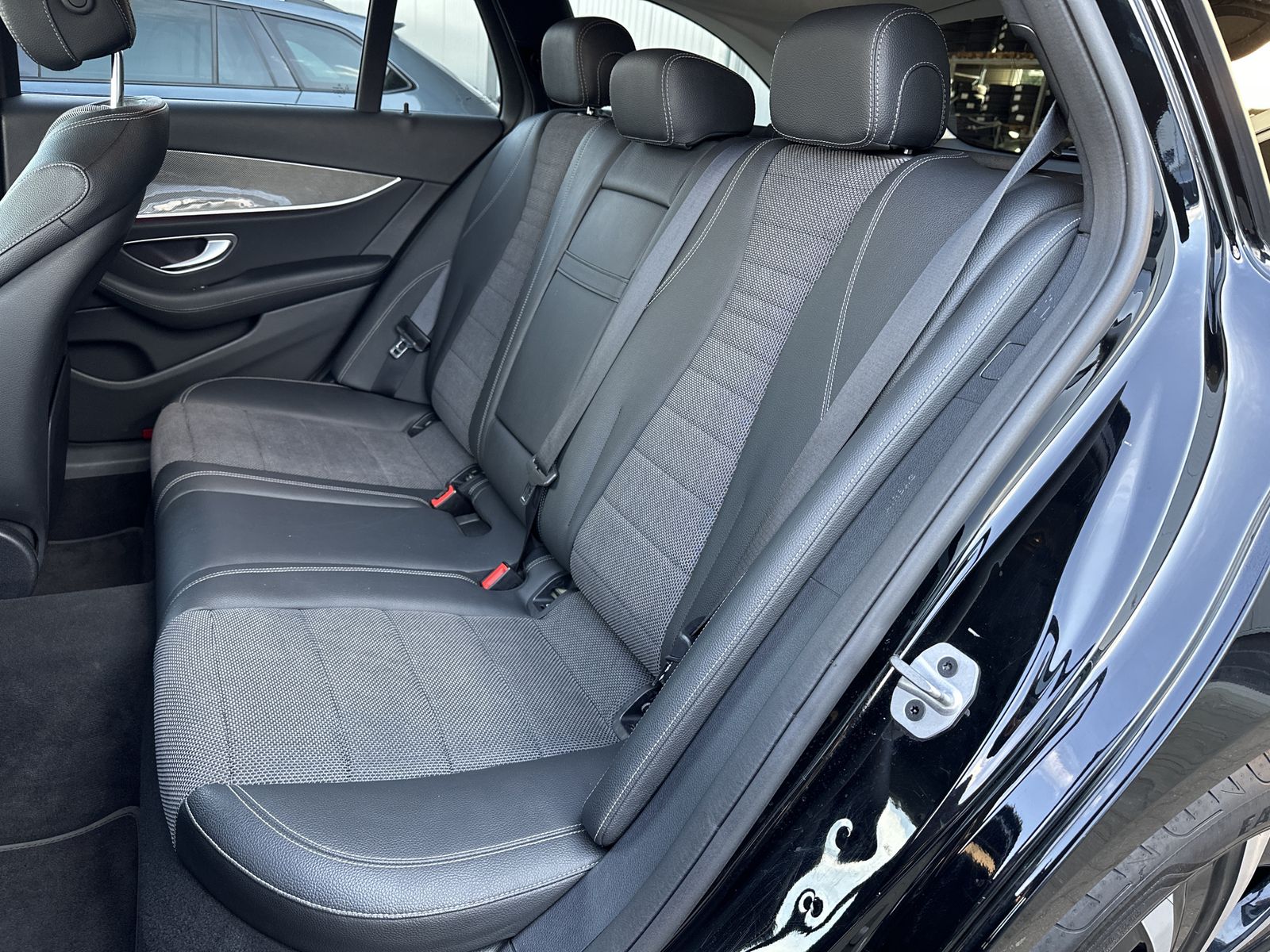 Fahrzeugabbildung Mercedes-Benz E 300de T Avantgarde NAV+LED+KAM+WIDE+CARPLAY+PP