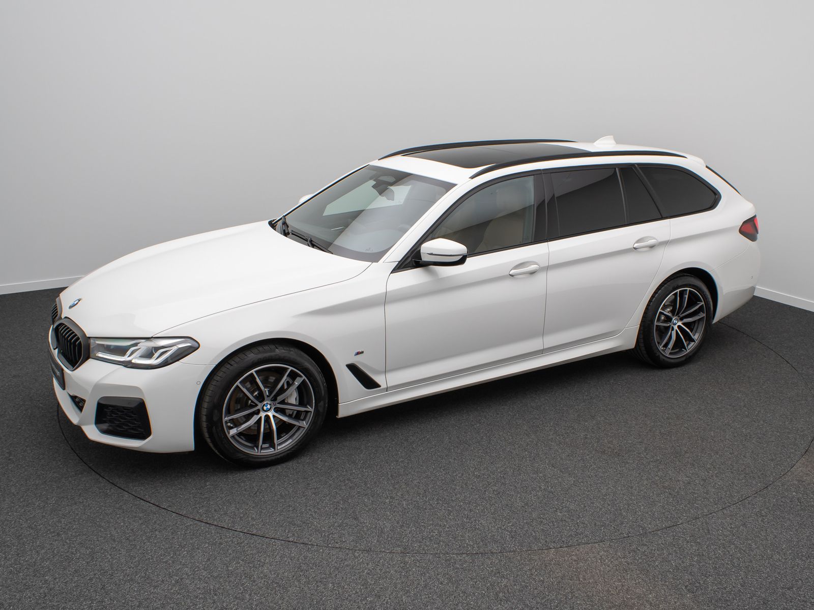 Fahrzeugabbildung BMW 530d M Sport Kamera DAB Memory ACC H/K Panorama