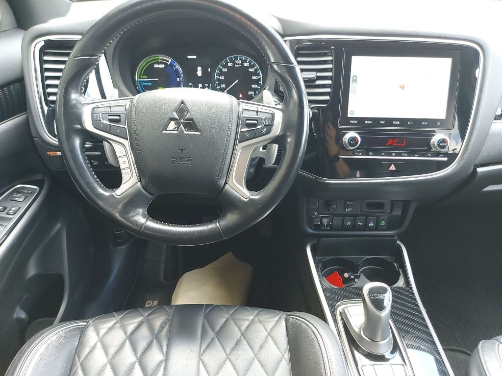 Fahrzeugabbildung Mitsubishi Outlander PHEV Spirit PLUS 2.4 4WD Navi Leder