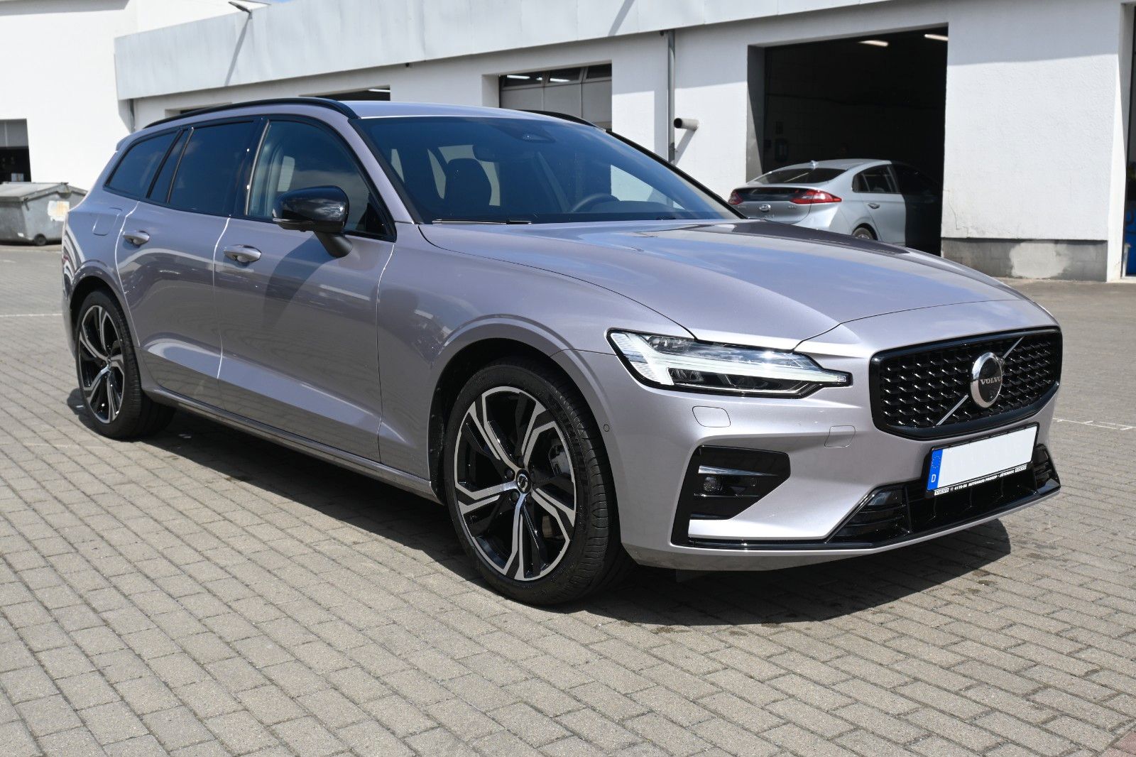 Fahrzeugabbildung Volvo V60 B4 Benzin DKG Plus Dark*FSHZG*360°*ACC*AHK
