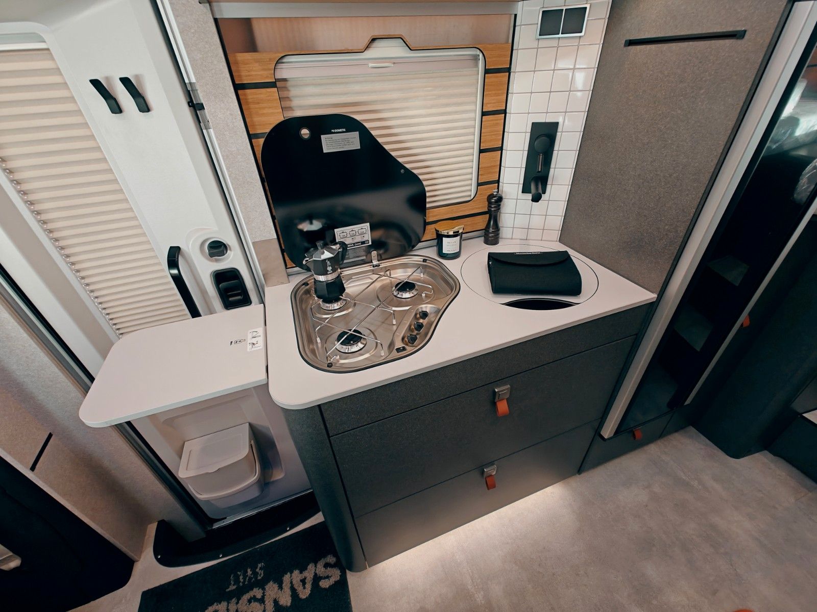 Fahrzeugabbildung HYMER / ERIBA / HYMERCAR ML - T 580 4x4² RSX - SANSIBAR® LTD. PTS PANTONE