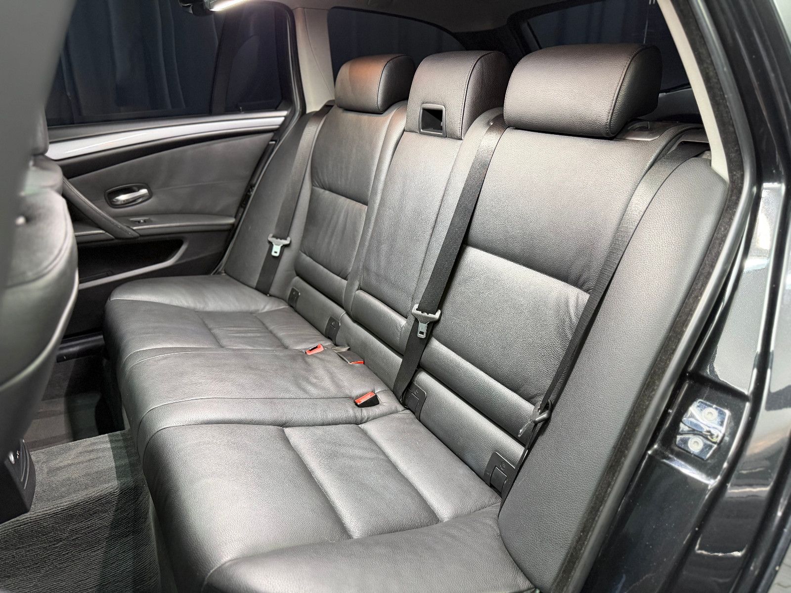 Fahrzeugabbildung BMW 523I Touring |PDC|PANO|NAVI|LEDER