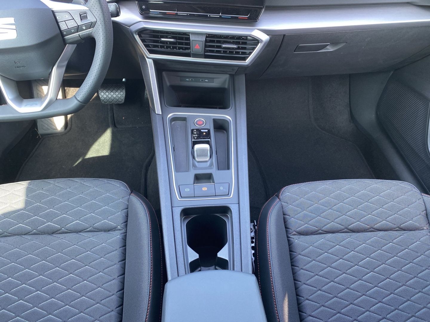 Fahrzeugabbildung SEAT Leon Sportstourer FR 2.0 TDI EU6d *Navi *digital
