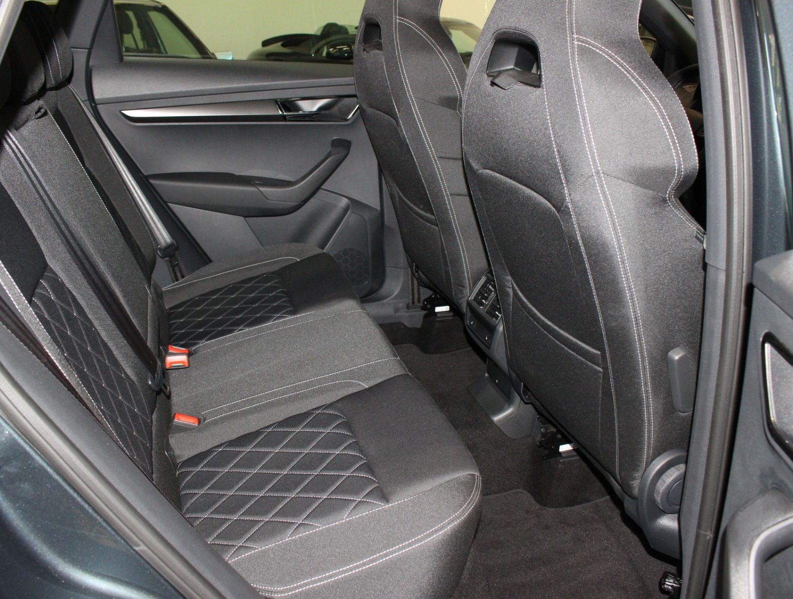 Fahrzeugabbildung SKODA Karoq Sportline 2.0 TSI 4x4 DSG*1.Hand*AHK*LED