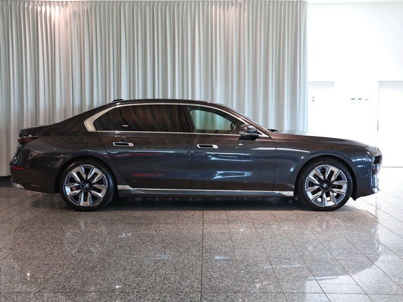 BMW 740d xDrive Design Pure Excellence DrivAssProf 3 foto 2