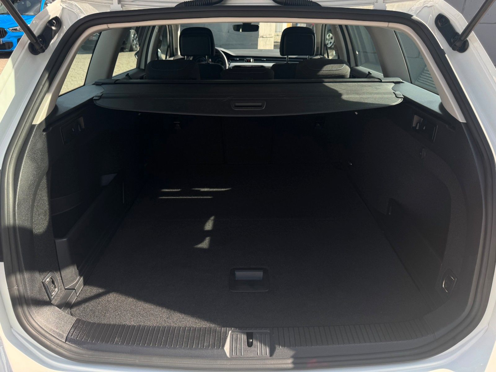 Fahrzeugabbildung Volkswagen Passat GTE Massage Kamera LED ACC SHZ