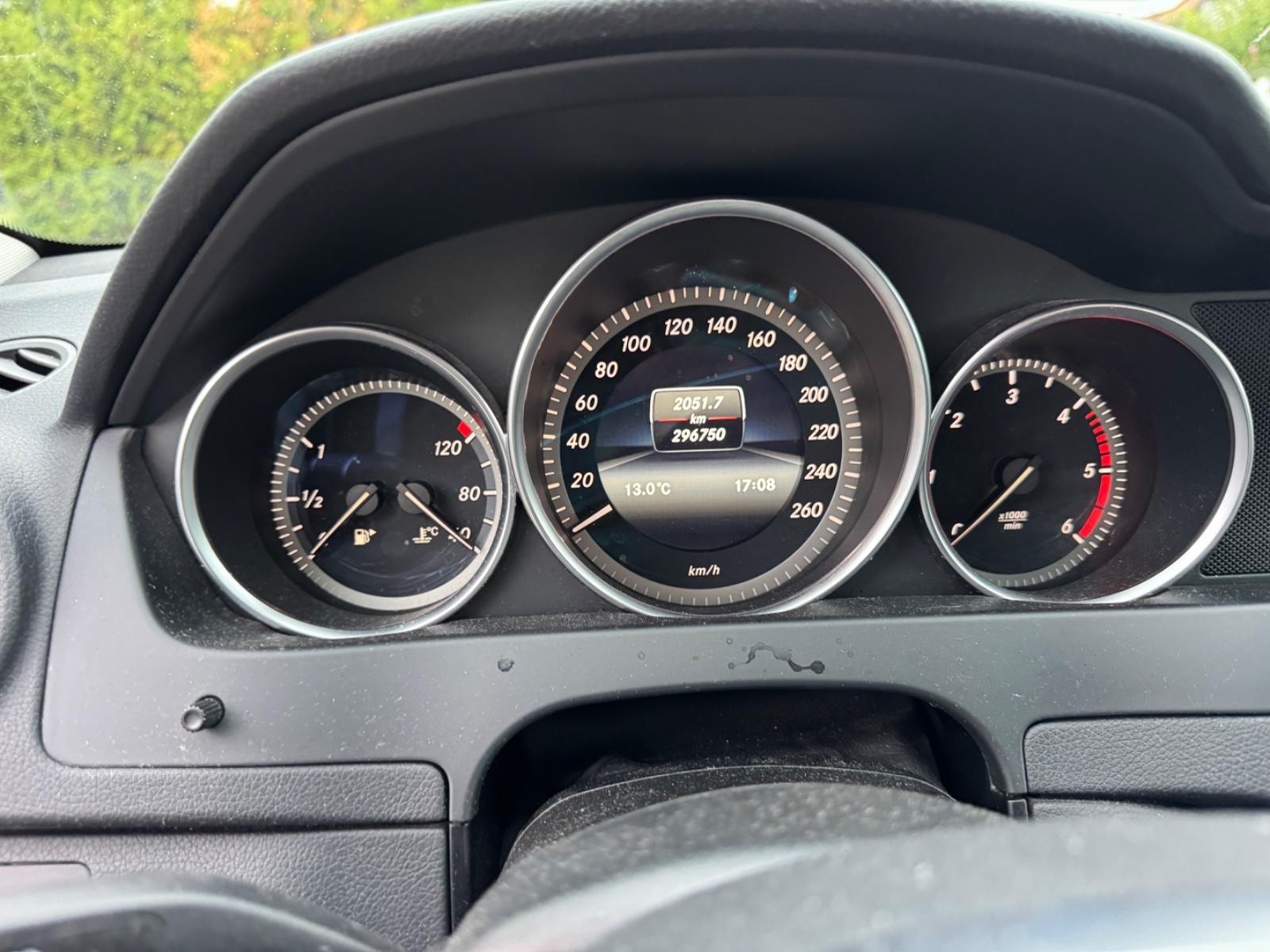 Mercedes-Benz C200 2013 — interior
