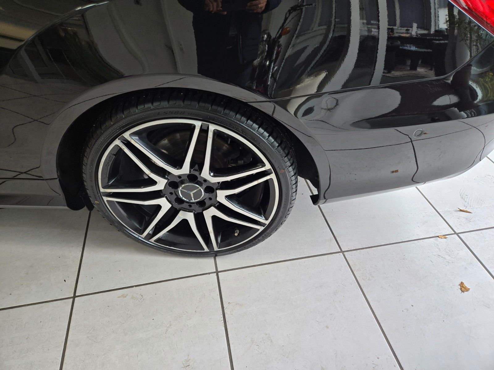 Fahrzeugabbildung Mercedes-Benz E 220 BlueEfficiency* AMG LINE * SCHWARZ / ROT *