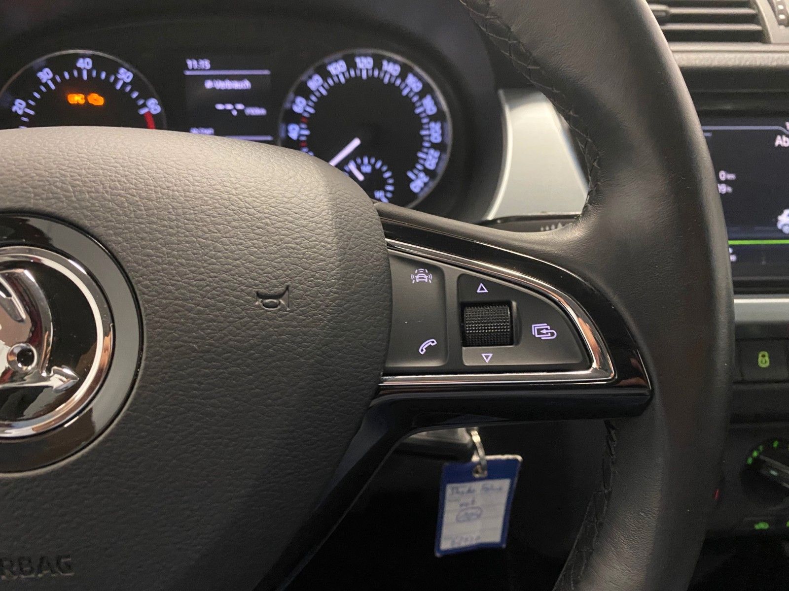 Fahrzeugabbildung SKODA Fabia 1.0l MPI Ambition+SITZHEIZUNG+TELEFON+ALU+