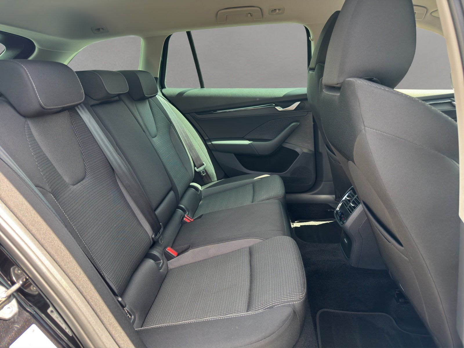 Fahrzeugabbildung SKODA Octavia 2.0 TDI DSG Selection/AHK/KAMERA/ACC/