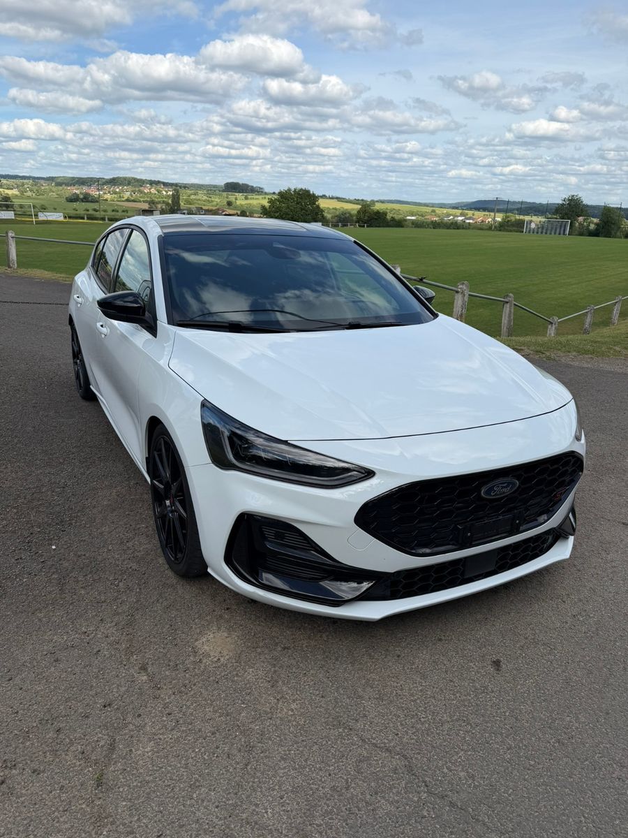 Fahrzeugabbildung Ford Focus Lim. ST X
