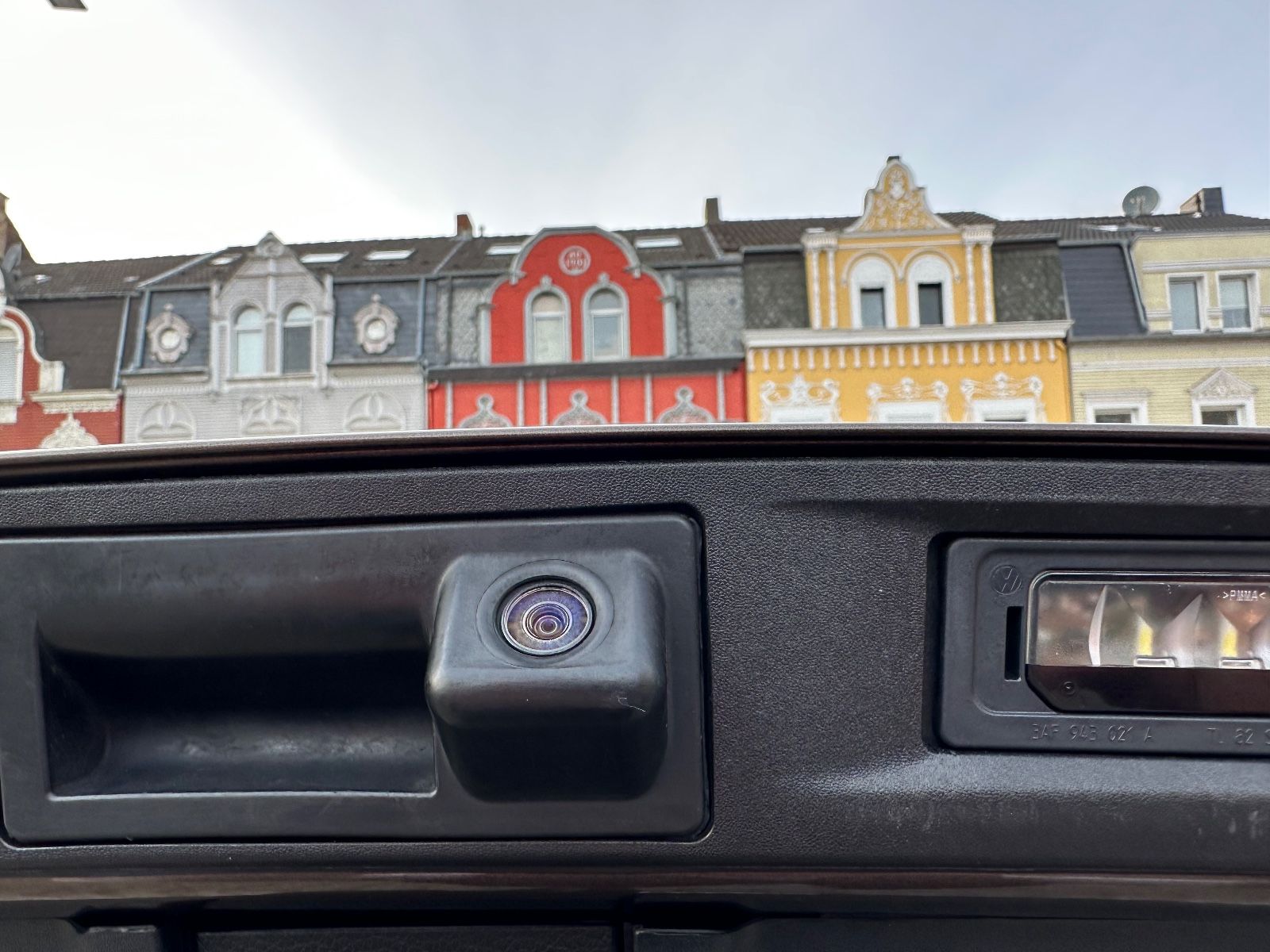 Fahrzeugabbildung Volkswagen Tiguan R-LINE 19 ZOLL  DSG NAVI XENON KAMERA