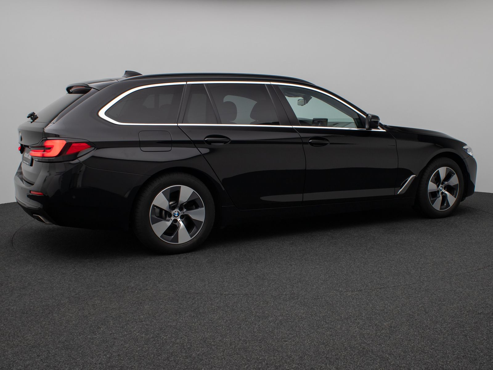 Fahrzeugabbildung BMW 520d xD Panorama Kamera HUD DAB H/K AHK Leder