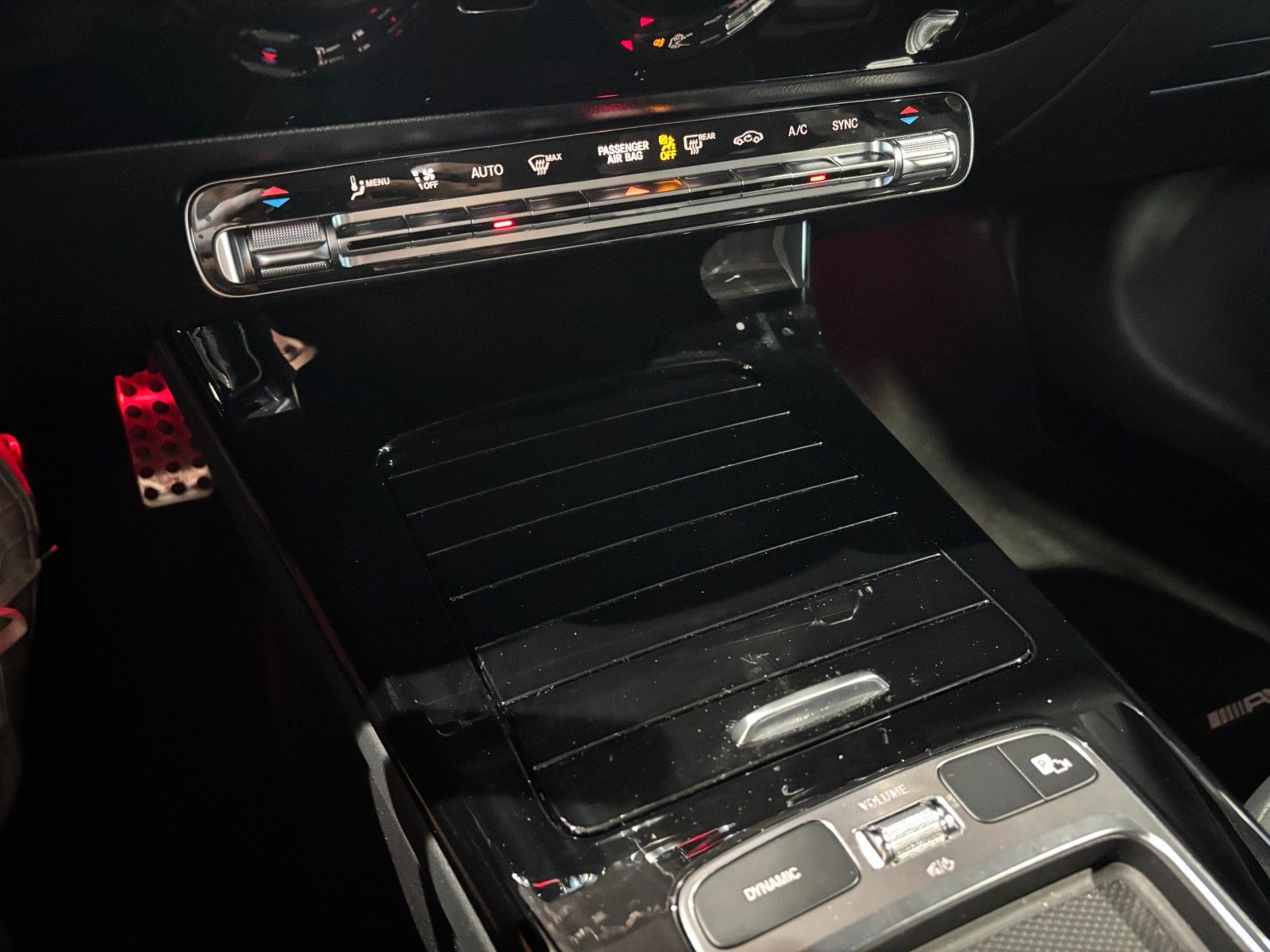Fahrzeugabbildung Mercedes-Benz A 200 //AMG-LINE//MBUX//AMBIENTE/KAMERA/SHZ/NAVI