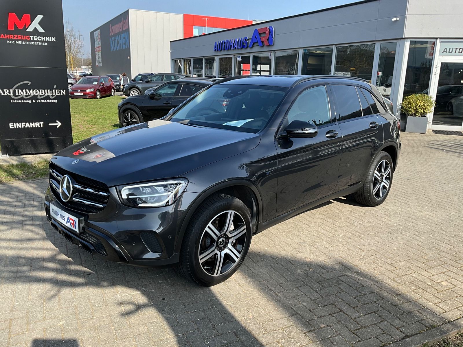 MERCEDES-BENZ GLC 300 e 4Matic*LED*Standheizung*1.Hand*