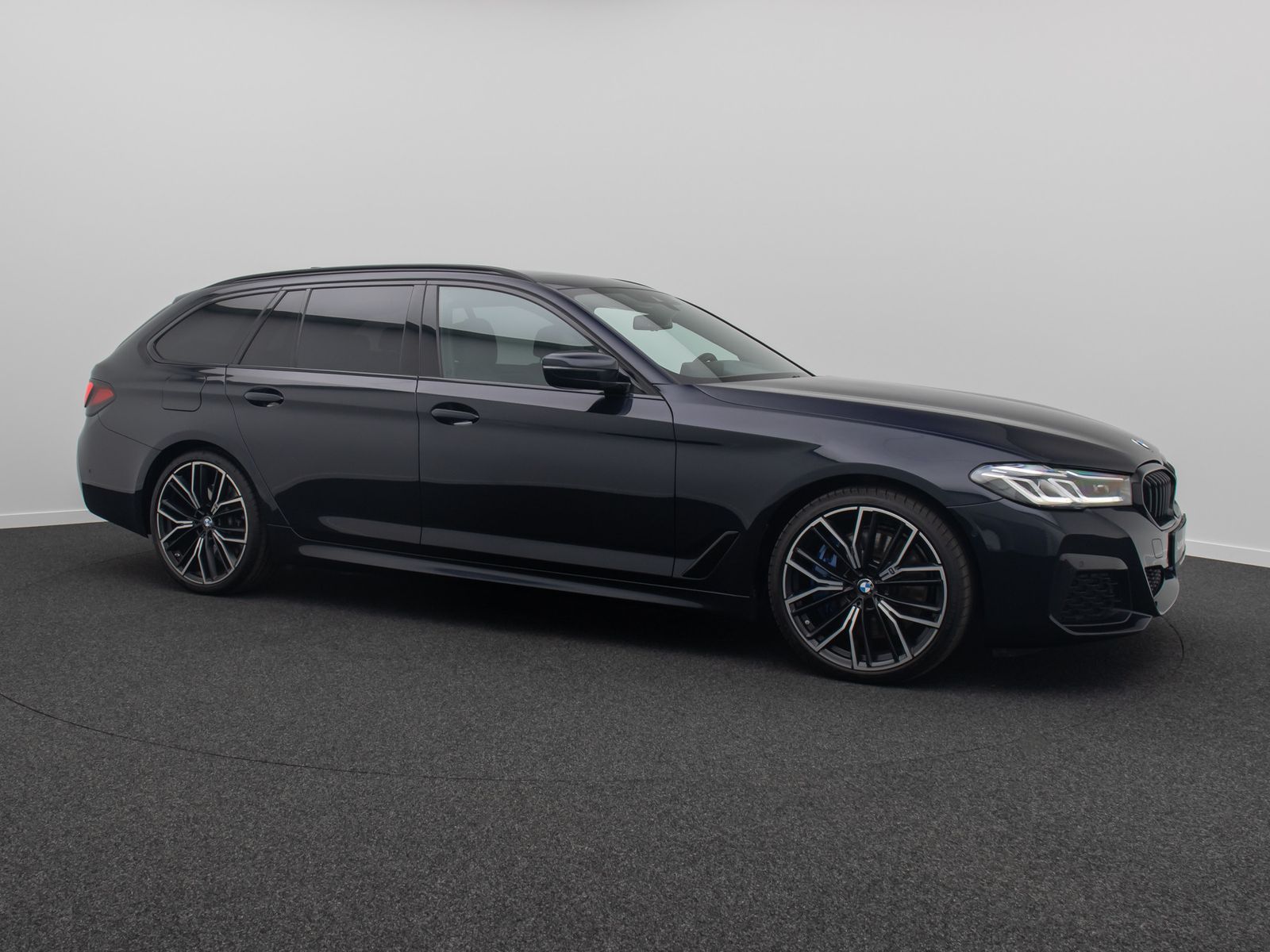 Fahrzeugabbildung BMW 540d xD M Sport Individual DAB AHK HUD H/K 20"