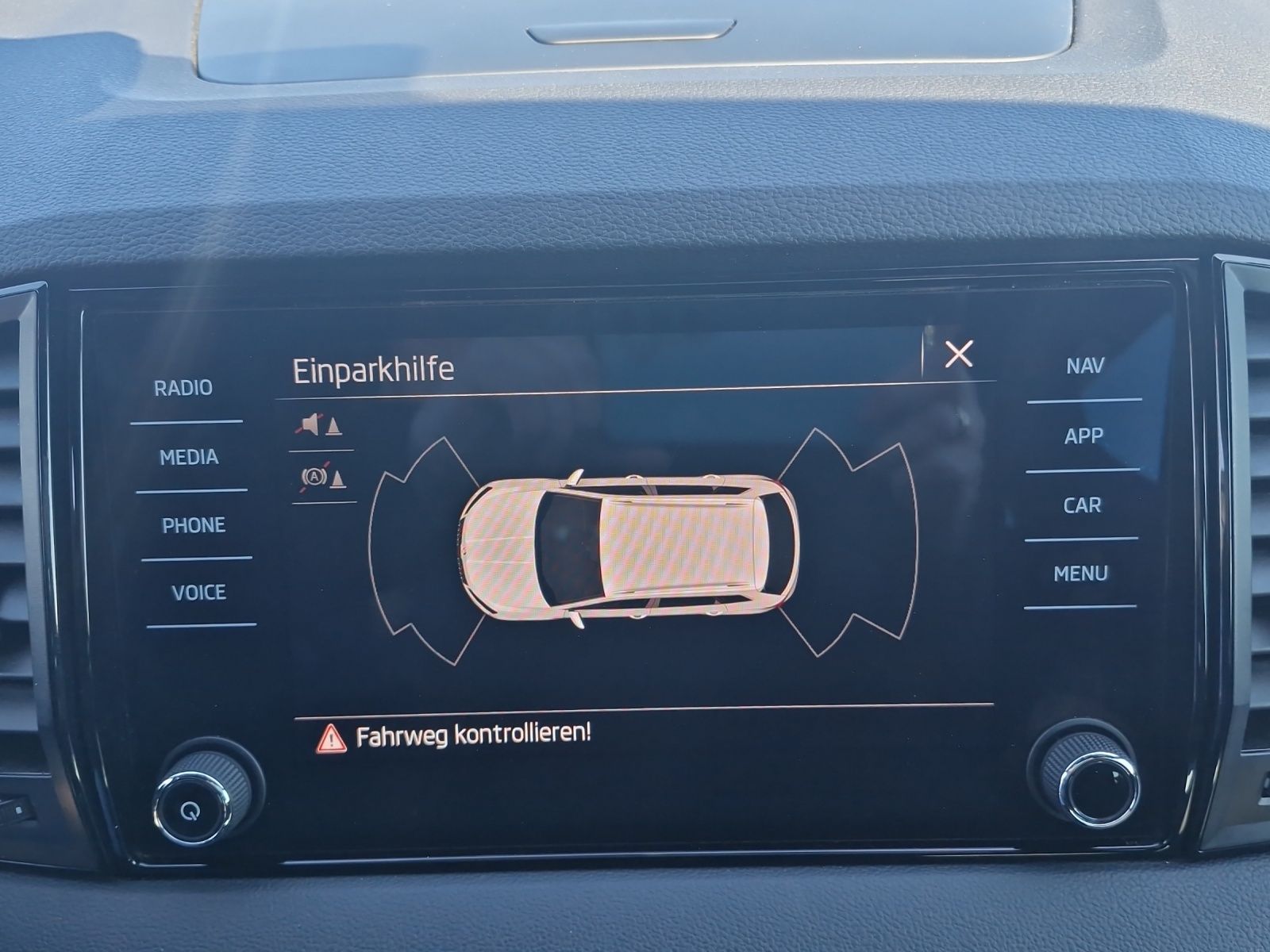 Fahrzeugabbildung SKODA Karoq Sportline 4x4 2.0 TDI LED AHK SHZ ACC