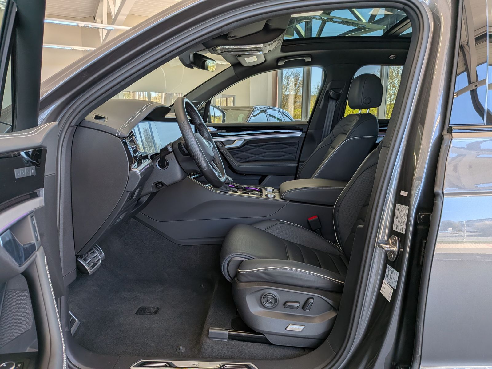 Fahrzeugabbildung Volkswagen Touareg 3.0TDI 4M R-Line VOLL Black 22" UPE 114T