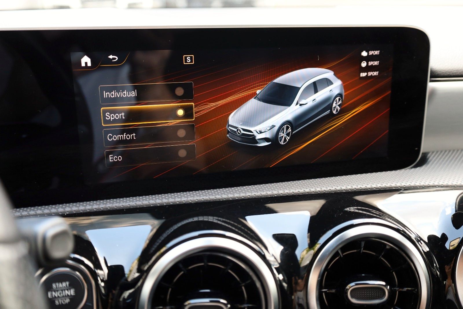 Fahrzeugabbildung Mercedes-Benz A 220 AMG Line T.Leder,Navi,LED,Kamera,SH,SR+WR