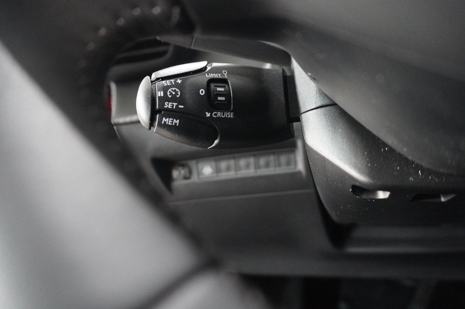 Fahrzeugabbildung Peugeot 2008 1.2T ALLURE AT NAVI/LED/KAMERA/SHZ/VIRT.