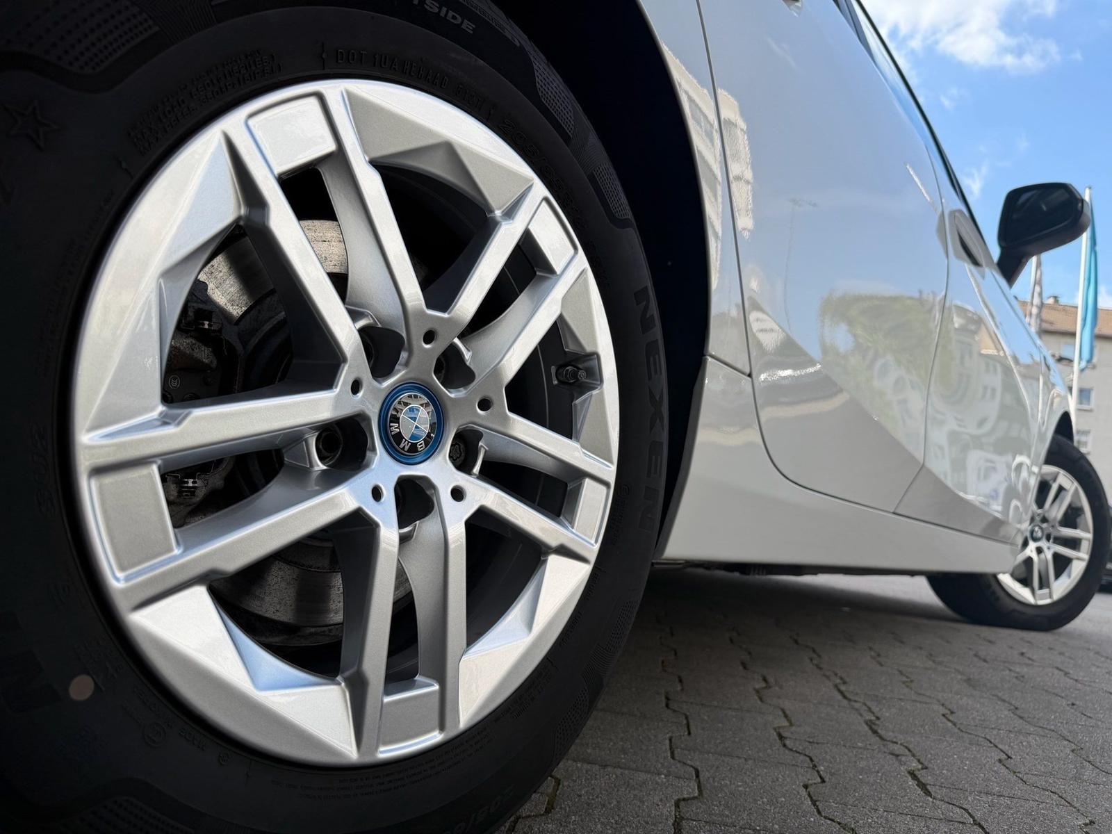 BMW 225e xDrive AdapLED Navi PA RFK DAB Shz