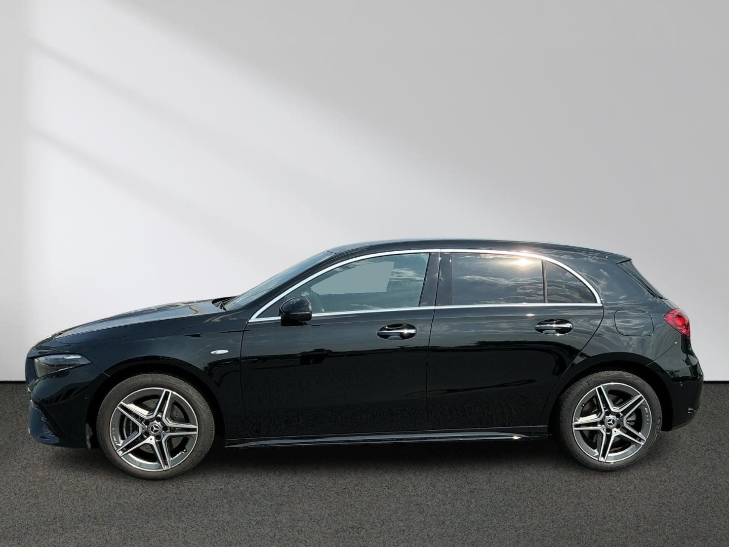 Mercedes-Benz A 250 e AMG Kamera Totwinkel CarPlay Ambiente imagem 3
