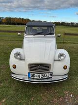 Citroën 2 CV mit H Kennzeichen - weiße Citroën 2 CV