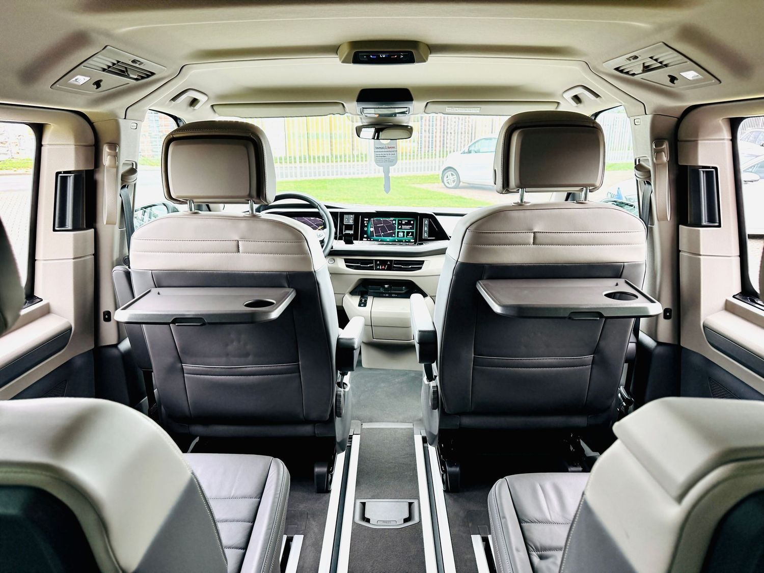 Fahrzeugabbildung Volkswagen T7 Multivan 2,0 TDI LANG, 7-Sitze, DSG, LED, AHK