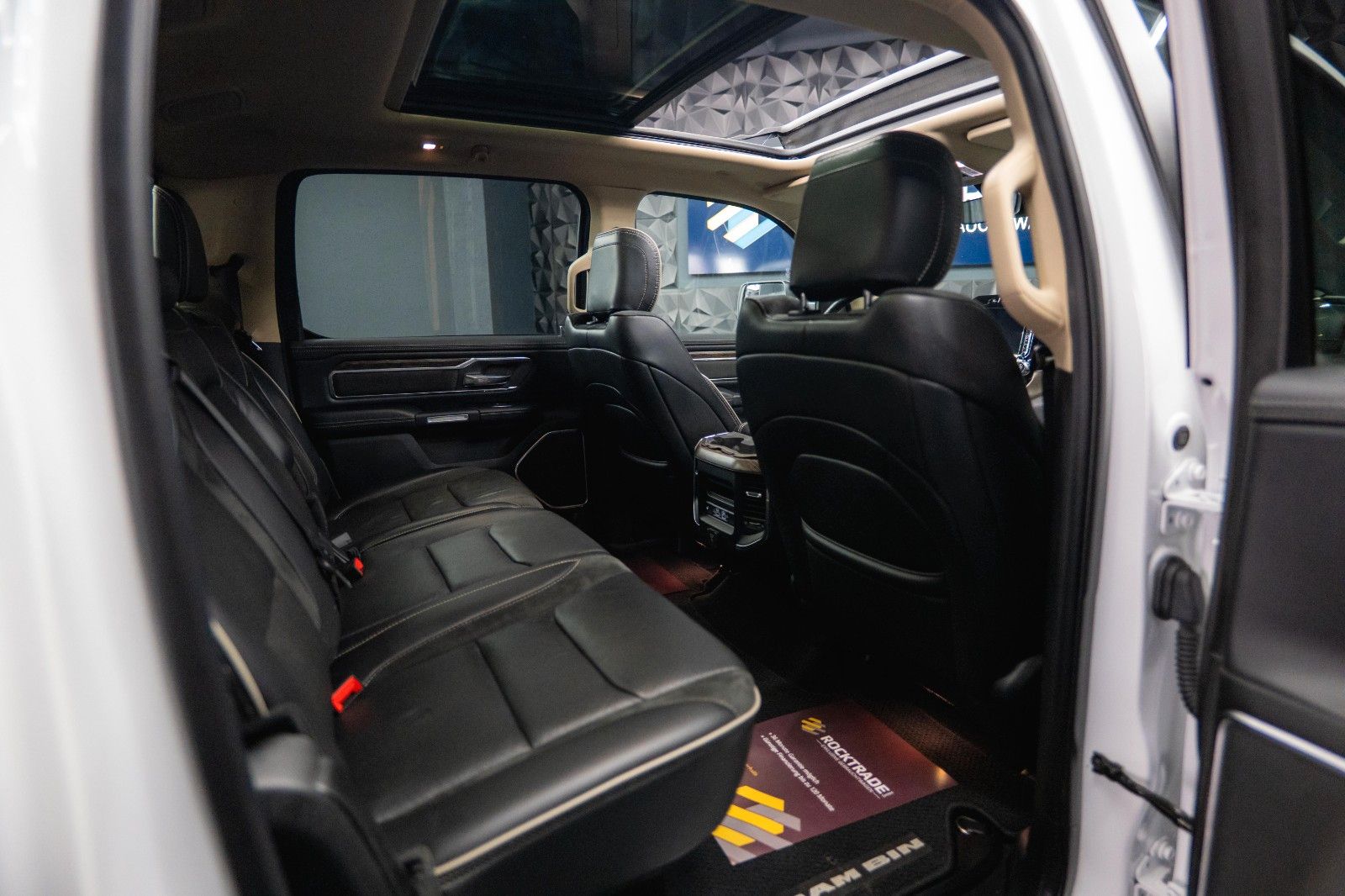Fahrzeugabbildung Dodge RAM 5.7 V8 HEMI 4x4 LARAMIE LPG *Unfallfrei*Pano